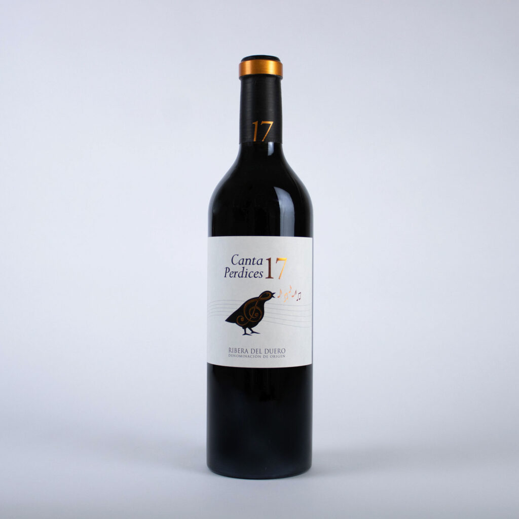 Descubre la elegancia embotellada con el vino Canta Perdices 17. Este exquisito vino tinto es una obra maestra enológica, elaborada con esmero y pasión. Cada sorbo es un viaje sensorial que te transporta a los campos soleados y las viñas centenarias de España. Con su bouquet aromático y su sabor suave y equilibrado, Canta Perdices 17 es la elección perfecta para tus momentos más especiales. Eleva tus experiencias gastronómicas y déjate seducir por la magia de este vino único.