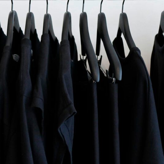 Formas de lavar la ropa negra